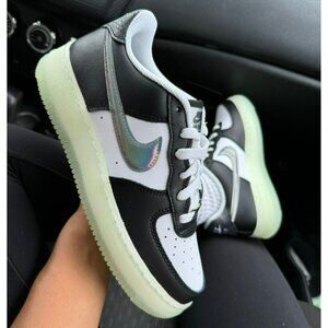 F15- SIZE 5Y / 6.5 WOMEN'S NIKE AIR FORCE 1 LV8 WHITE/ VAPOR GREEN/BLACK FZ5529-